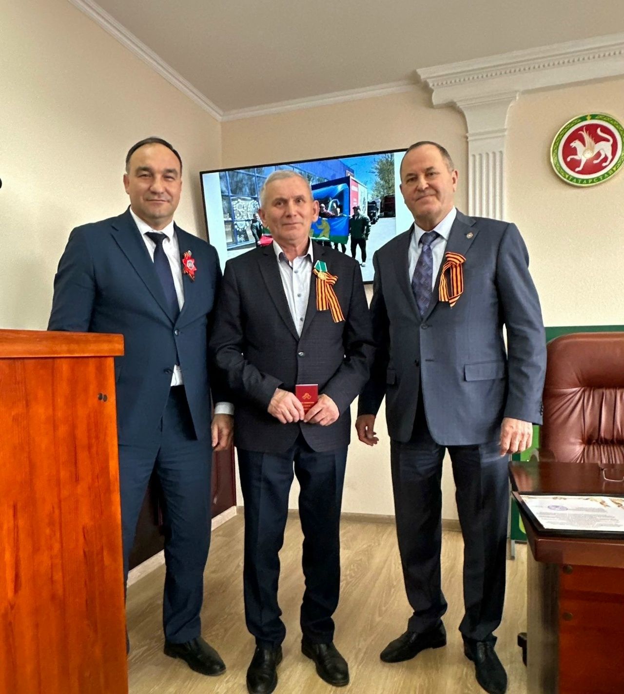 Волонтерларга район җитәкчелеге хәрби частьлардан бирелгән медаль һәм рәхмәт хатларын тапшырды
