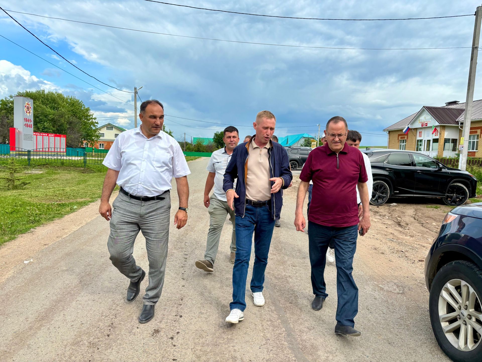 Балтач районы башлыгы төзелеш объектларында булып, эш барышы белән танышты