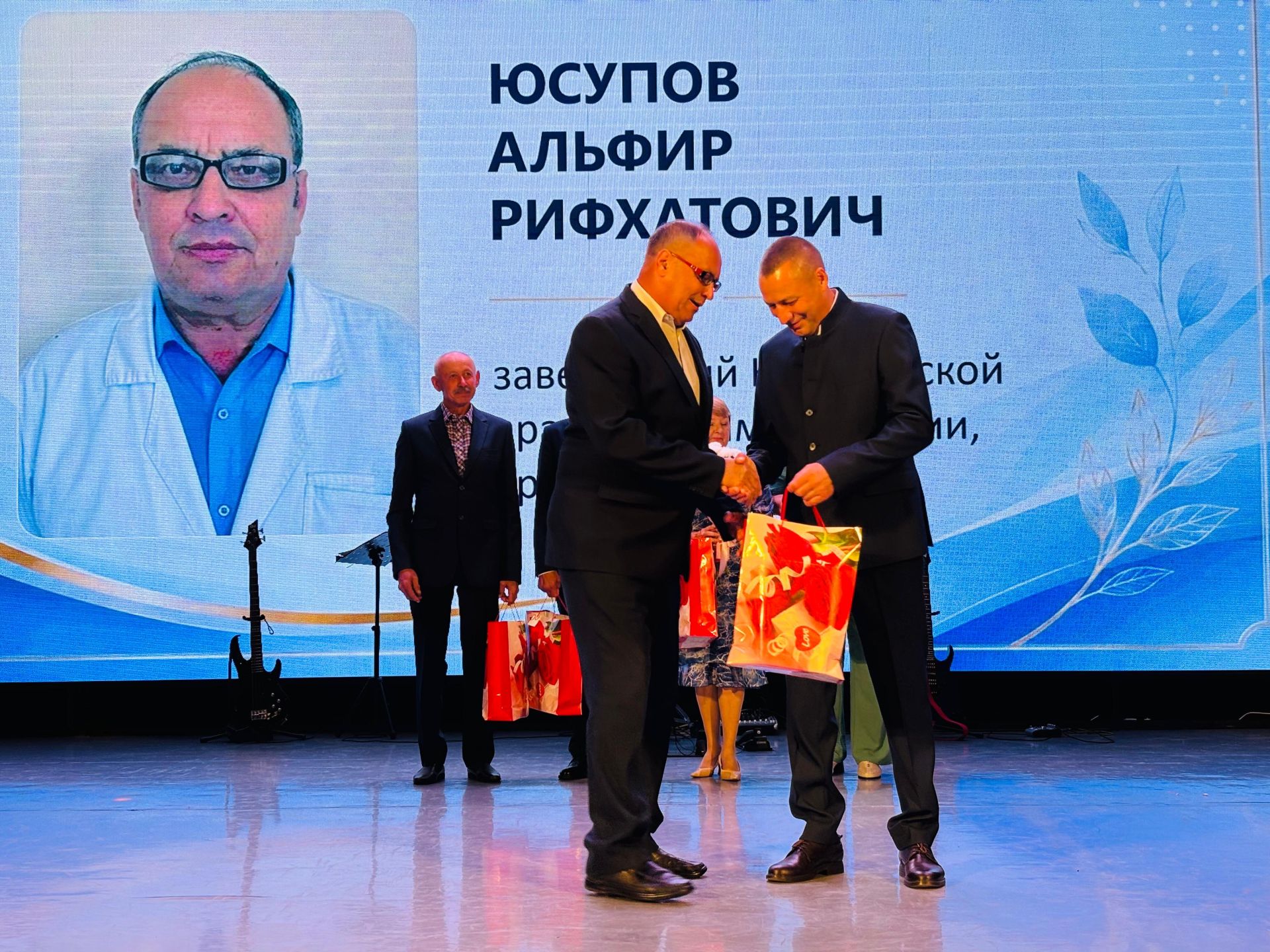 Бүген Балтач  мәдәният үзәгендә районның медицина хезмәткәрләре бәйрәм итте