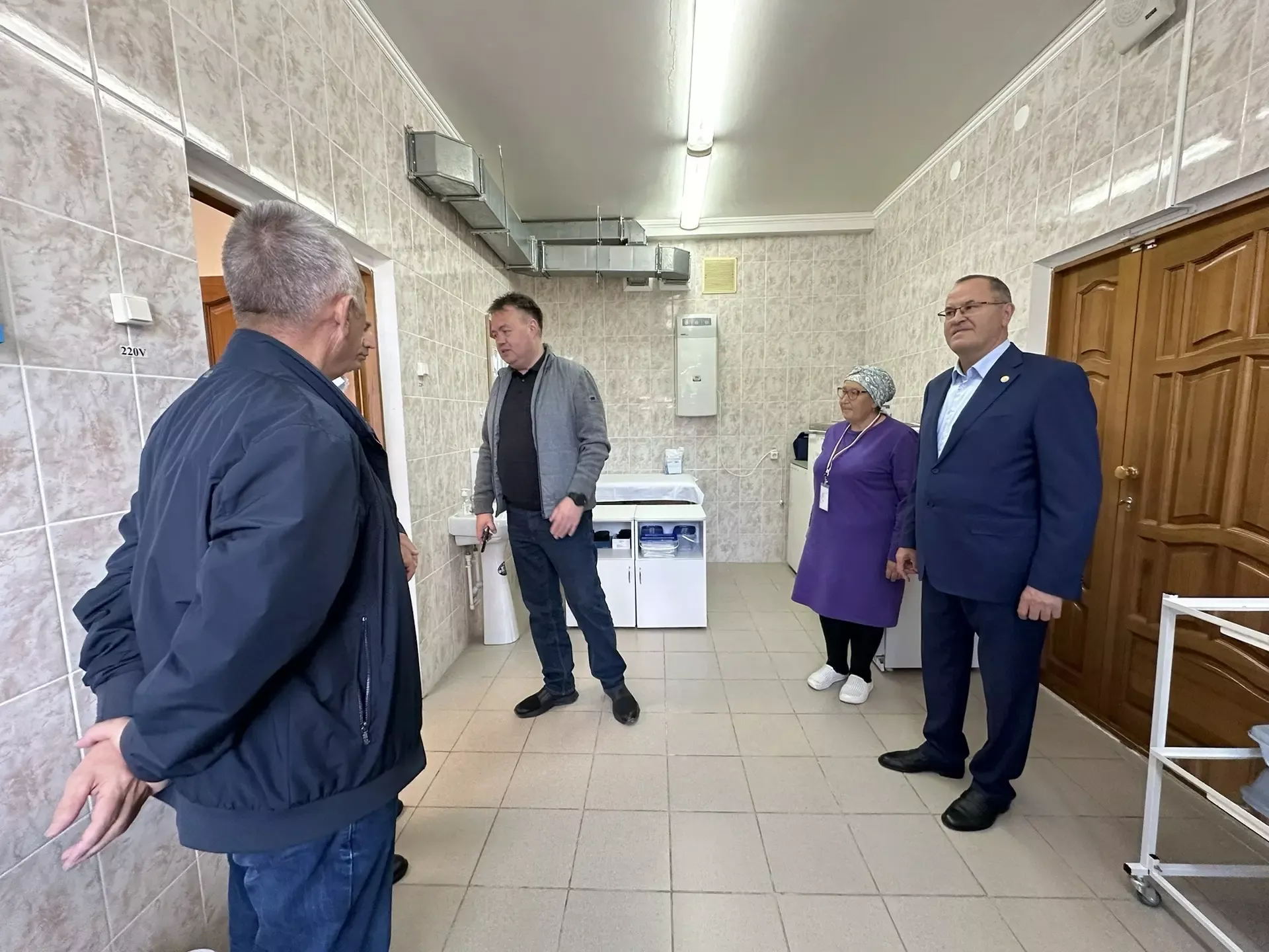 ТР Сәламәтлек саклау министры Әтнә авылының 1073 номерлы сайлау участогында булды