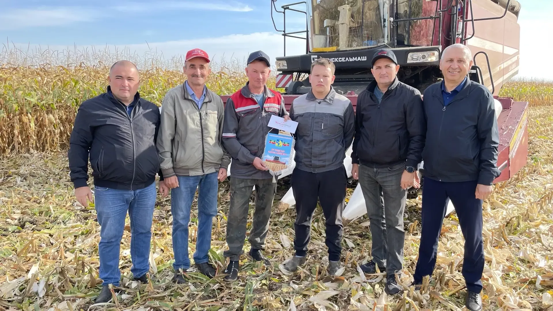 Кукурузны бөртеккә алуда иң югары күрсәткечләргә ирешкән комбайнчыларга вымпеллар тапшырылды