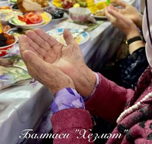 Имам-хатыйб әттәхият укыганда бармакның нишләтергә кирәклеген әйтте
