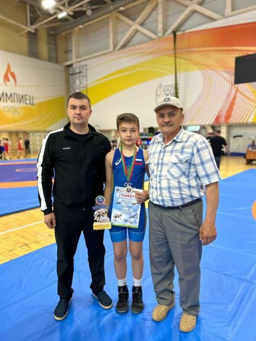 Нөнәгәр авылында гомер итүче кадерле әтиебез, яраткан бабабыз ФӘНИЛ ҖӘВИТ улы ШАКИРОВның 1 октябрь көнне гомер бәйрәме— 65 яшьлек юбилее белән котлыйбыз!
