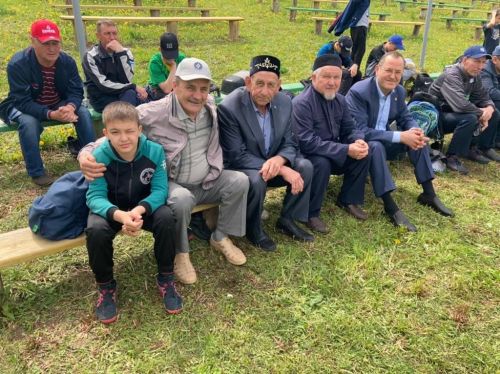 Нөнәгәр авылында гомер итүче кадерле әтиебез, яраткан бабабыз ФӘНИЛ ҖӘВИТ улы ШАКИРОВның 1 октябрь көнне гомер бәйрәме— 65 яшьлек юбилее белән котлыйбыз!