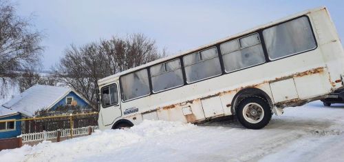 Пассажирлар белән автобус трассада кюветка оча