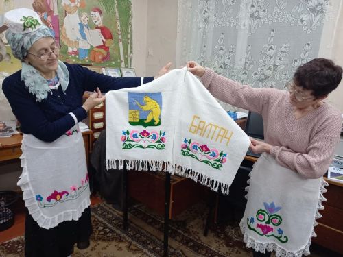 Субаш авылы остабикәсе Балтач гербын чиккән