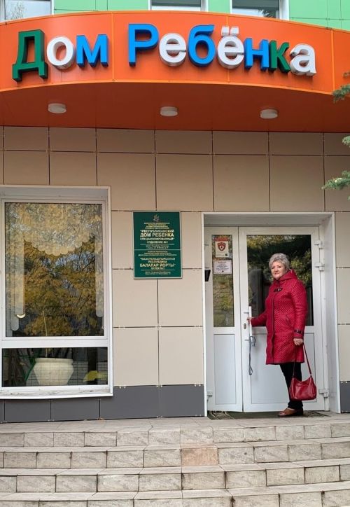 Лена апа кабат балалар йортына барган (фото)