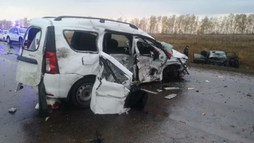 Ике җиңел автомобиль бәрелешкән, ике кеше һәлак булган
