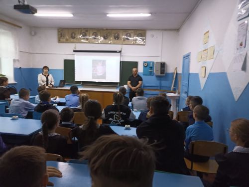 Шеңшеңәр мәктәбенә бодибилдинг остасы килгән (фото)