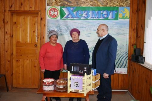 «Хезмәт» һәм «Азьлане» газеталарына язылучылар арасында «Кыш бабайдан бүләк» уйнатты (видео, фото)