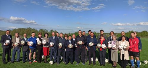 Балтачта ясалма өслекле футбол кырында беренче уен үтте (фото)