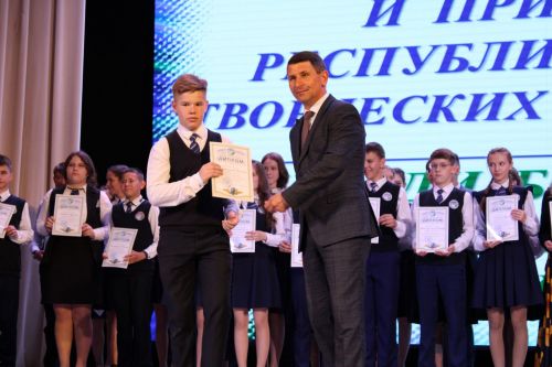 Балтач гимназиясенең хисап кичәсеннән фоторепортаж