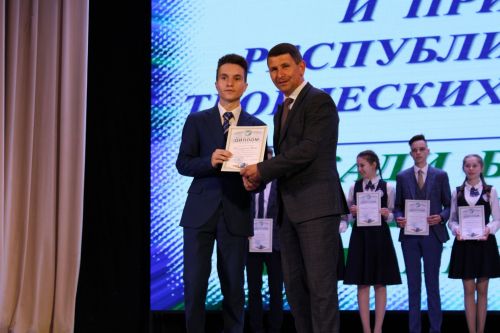 Балтач гимназиясенең хисап кичәсеннән фоторепортаж
