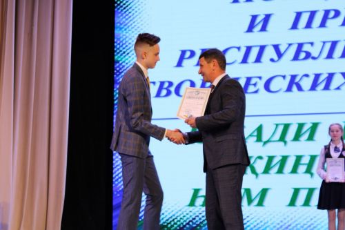 Балтач гимназиясенең хисап кичәсеннән фоторепортаж