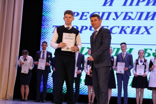Балтач гимназиясенең хисап кичәсеннән фоторепортаж