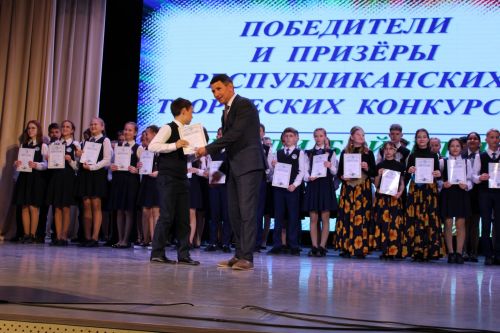 Балтач гимназиясенең хисап кичәсеннән фоторепортаж