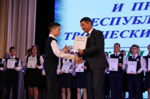 Балтач гимназиясенең хисап кичәсеннән фоторепортаж
