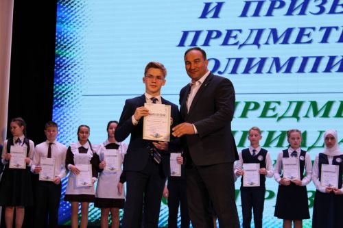 Балтач гимназиясенең хисап кичәсеннән фоторепортаж