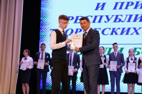 Балтач гимназиясенең хисап кичәсеннән фоторепортаж