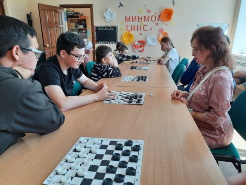«Факел»  клубында кемнәр өчен шашка буенча турнир узган? (фото)