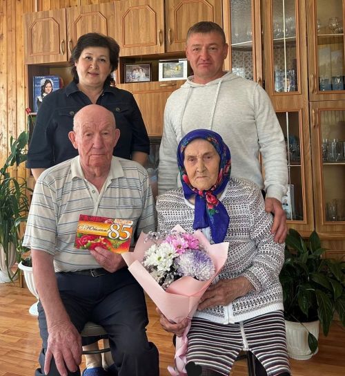 Район җитәкчелеге Исаевларны күркәм гомер бәйрәмнәре белән котлады (фото)