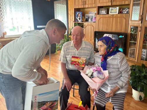 Район җитәкчелеге Исаевларны күркәм гомер бәйрәмнәре белән котлады (фото)