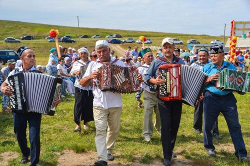 Урамнарга моңнар бирә  Ямьле авыл кичләре