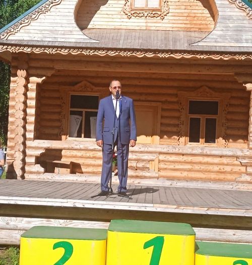 Физ­куль­ту­ра­­чы­лар кө­не киң масштабта билгеләп үтелде (бик куп фото)