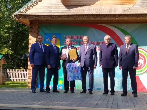Райондашларыбызга бәйрәм уңаеннан дәүләт бүләкләре тапшырылды (фото)