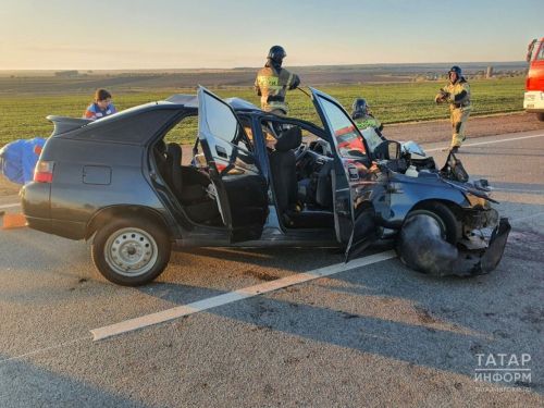 «Лада» машинасы автобус белән бәрелешкән
