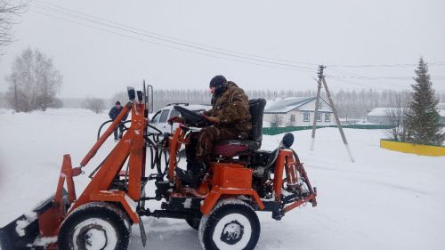 Субашта кар чистарту өчен тракторларны үзләре ясыйлар