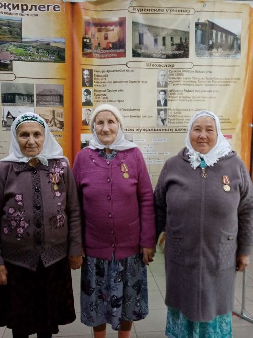 Йөрәктән чыккан сагышка иреннәр бер-берсенә ябышып кала иде