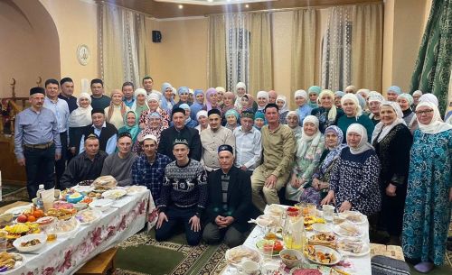 Алан мәктәбендә төрле елларда балаларга белем биргән мөгаллимнәр, техник хезмәткәрләр өчен ифтар ашы үткәргәннәр (фото)