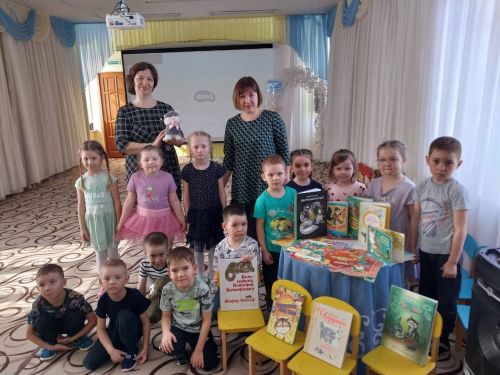 1нче номерлы балалар бакчасы сабыйлары үзәк китапханәгә кунакка килде (фото)