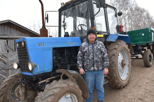 «Маяк»та үрнәк алырдай тәҗрибәле механизаторлар да, авылны сайлаган яшьләр дә бар