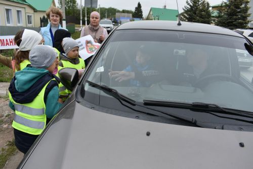 Бакча балалары шоферларны кисәтеп, буклетлар таратты (+ бик күп фото)