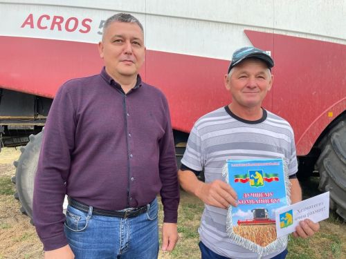 Балтачта алдынгы комбайнчыларга чираттагы вымпеллар тапшырылды (фото)