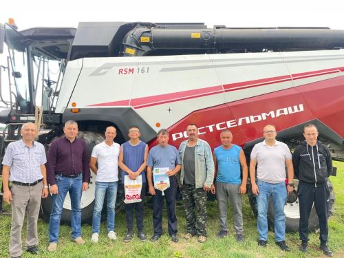Балтачта алдынгы комбайнчыларга чираттагы вымпеллар тапшырылды (фото)