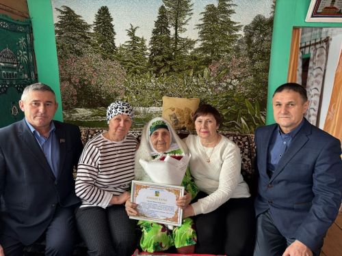Фәния Мөбарәкшина 90 яшьлек гомер бәйрәмен каршы алды