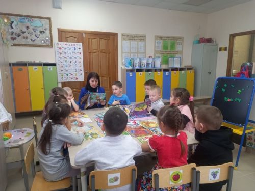 Борнак балалары журналлар укый