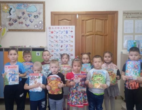 Борнак балалары журналлар укый