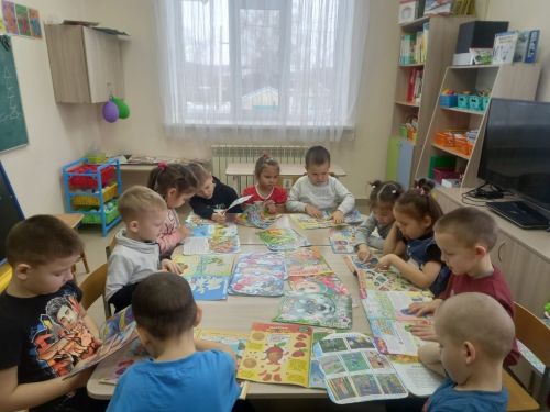 Борнак балалары журналлар укый