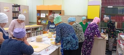 Борнак авыл китапханәсендә махсус хәрби операциядә катнашучы егетләргә токмач кискәннәр