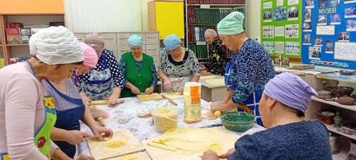 Борнак авыл китапханәсендә махсус хәрби операциядә катнашучы егетләргә токмач кискәннәр