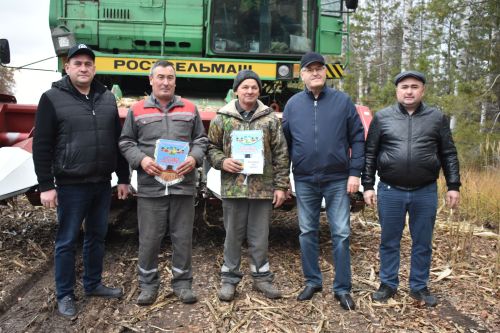Бүген Балтачта кукурузны бөртеккә сугуда нәтиҗәле эшләүчеләргә вымпел тапшырдылар