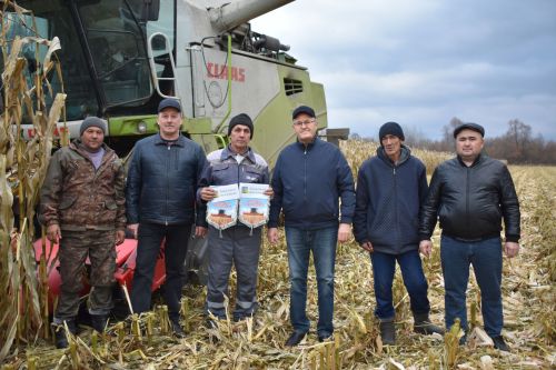 Бүген Балтачта кукурузны бөртеккә сугуда нәтиҗәле эшләүчеләргә вымпел тапшырдылар