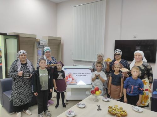 Смәел әбиләре оныклары белән бергә тәмле ризыклар әзерләгән