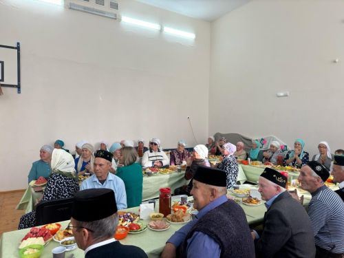 Чапшар авыл клубында Өлкәннәр көне уңаеннан,  «Урыныгыз булсын гел түрдә дип исемләнгән бәйрәм чарасы үткән