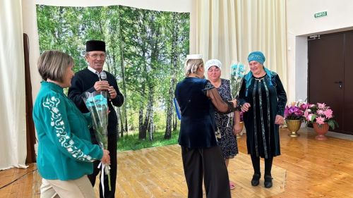 Чапшар авыл клубында Өлкәннәр көне уңаеннан,  «Урыныгыз булсын гел түрдә дип исемләнгән бәйрәм чарасы үткән