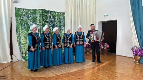 Чапшар авыл клубында Өлкәннәр көне уңаеннан,  «Урыныгыз булсын гел түрдә дип исемләнгән бәйрәм чарасы үткән